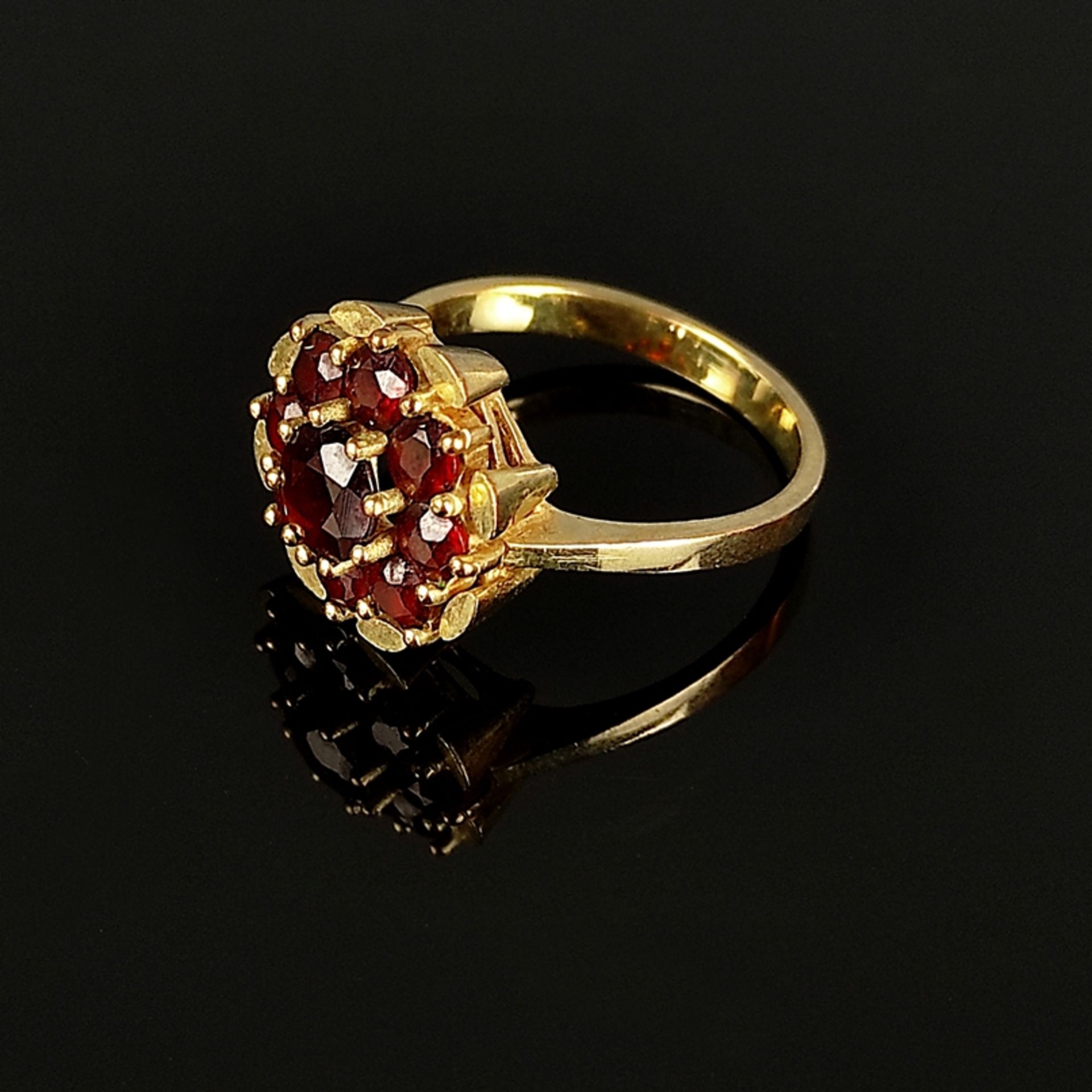 Granat-Ring, 333/8K Gelbgold (punziert), 4,77g, Schauseite als Blume aus neun Granaten gearbeitet, 