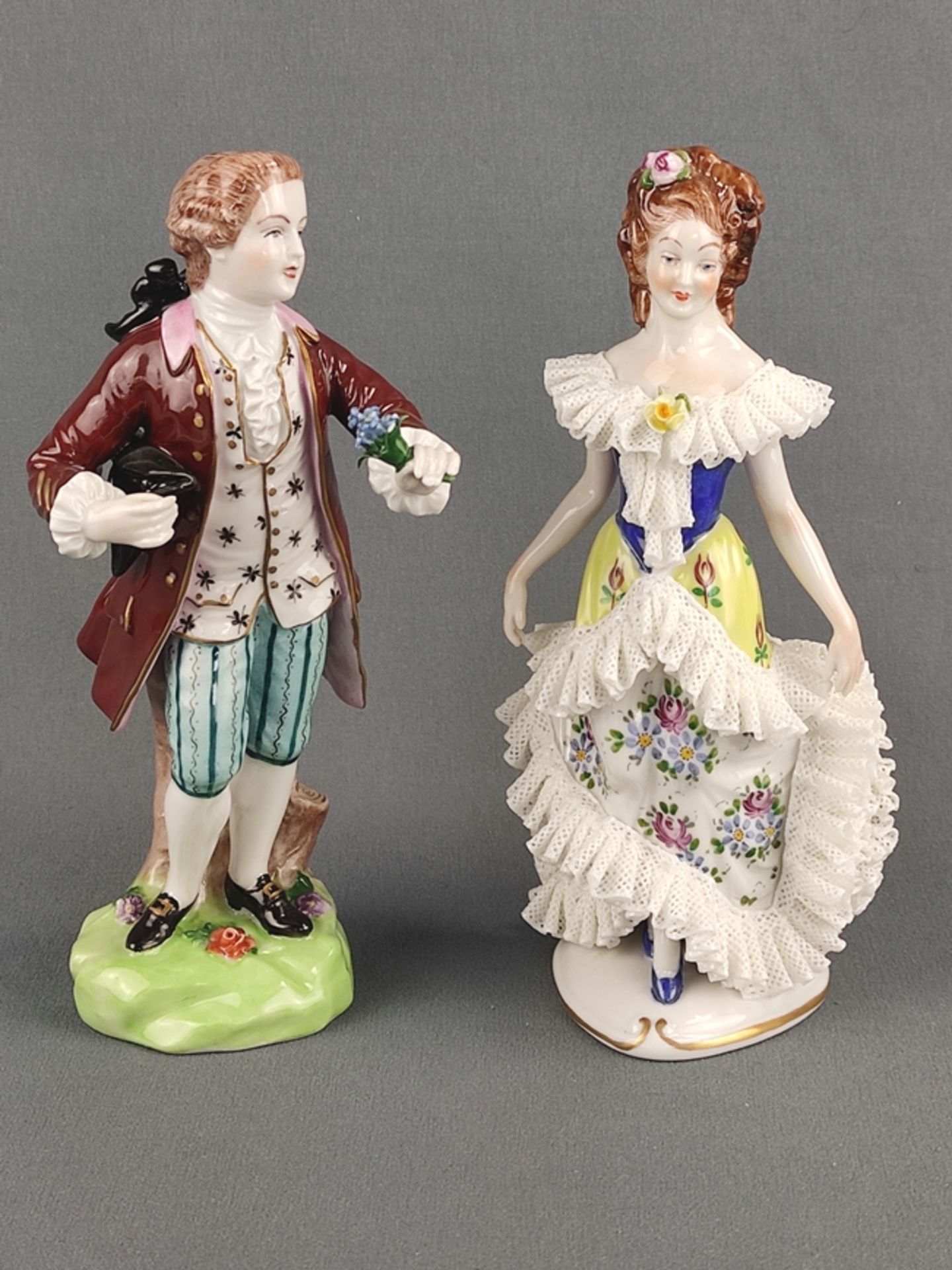 Zwei Porzellanfiguren, Dame und Kavalier, elegant gekleidete Dame, Aelteste Vorstedter Porzellanman