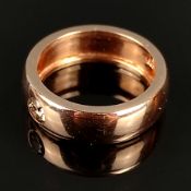 Schlichter Diamantring, 585/14K Rotgold (punziert), 6,75g, Bandring mit mittig eingelassenem Brilla