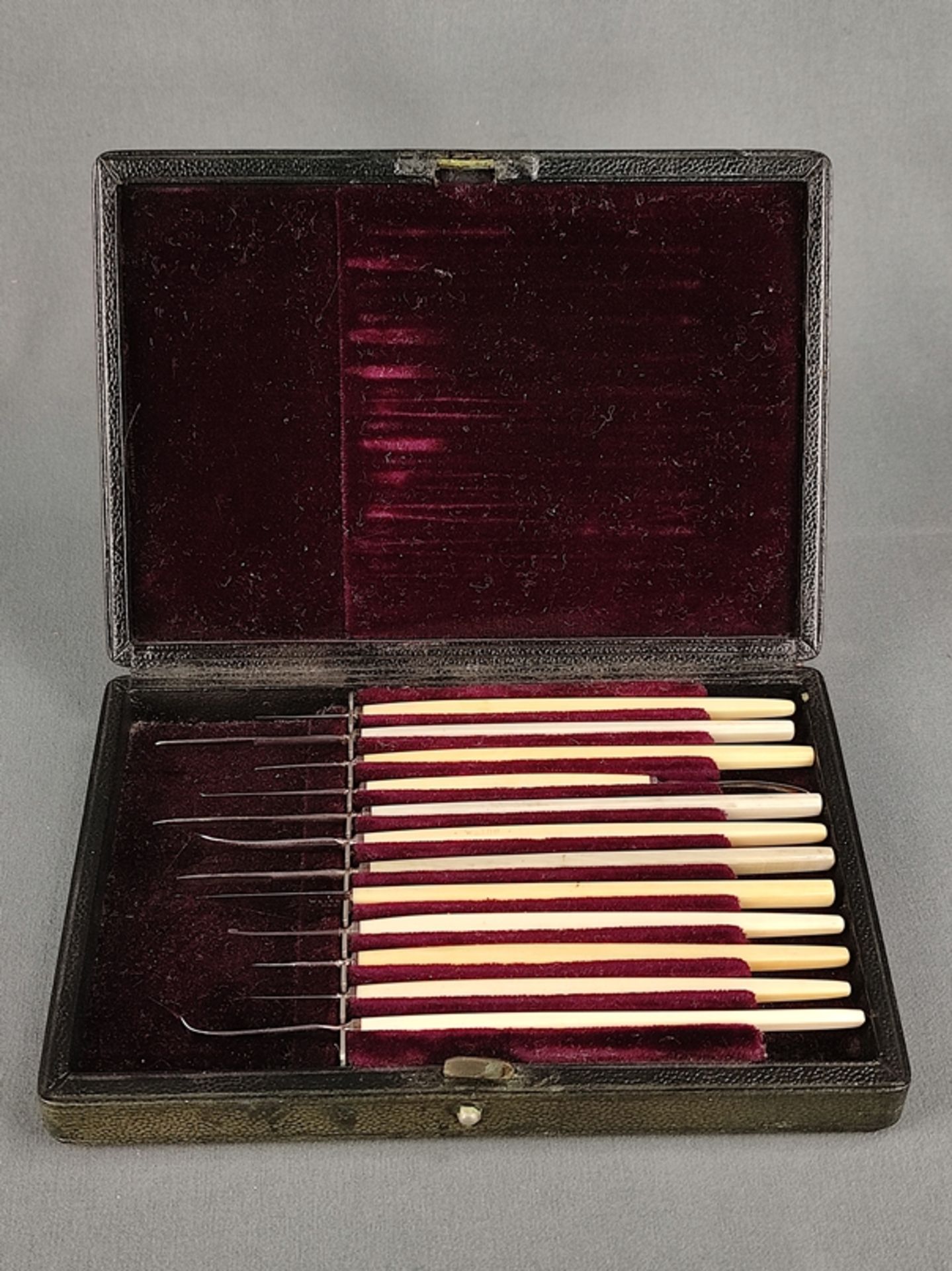 Surgical cutlery, Weiss London, around 1900, 12 pieces, in original case, in very good condition