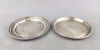 Zwei Silberteller/ Untersetzer, beide mit verziertem Rand, der Kleinere aus Silber 800, punziert, 6