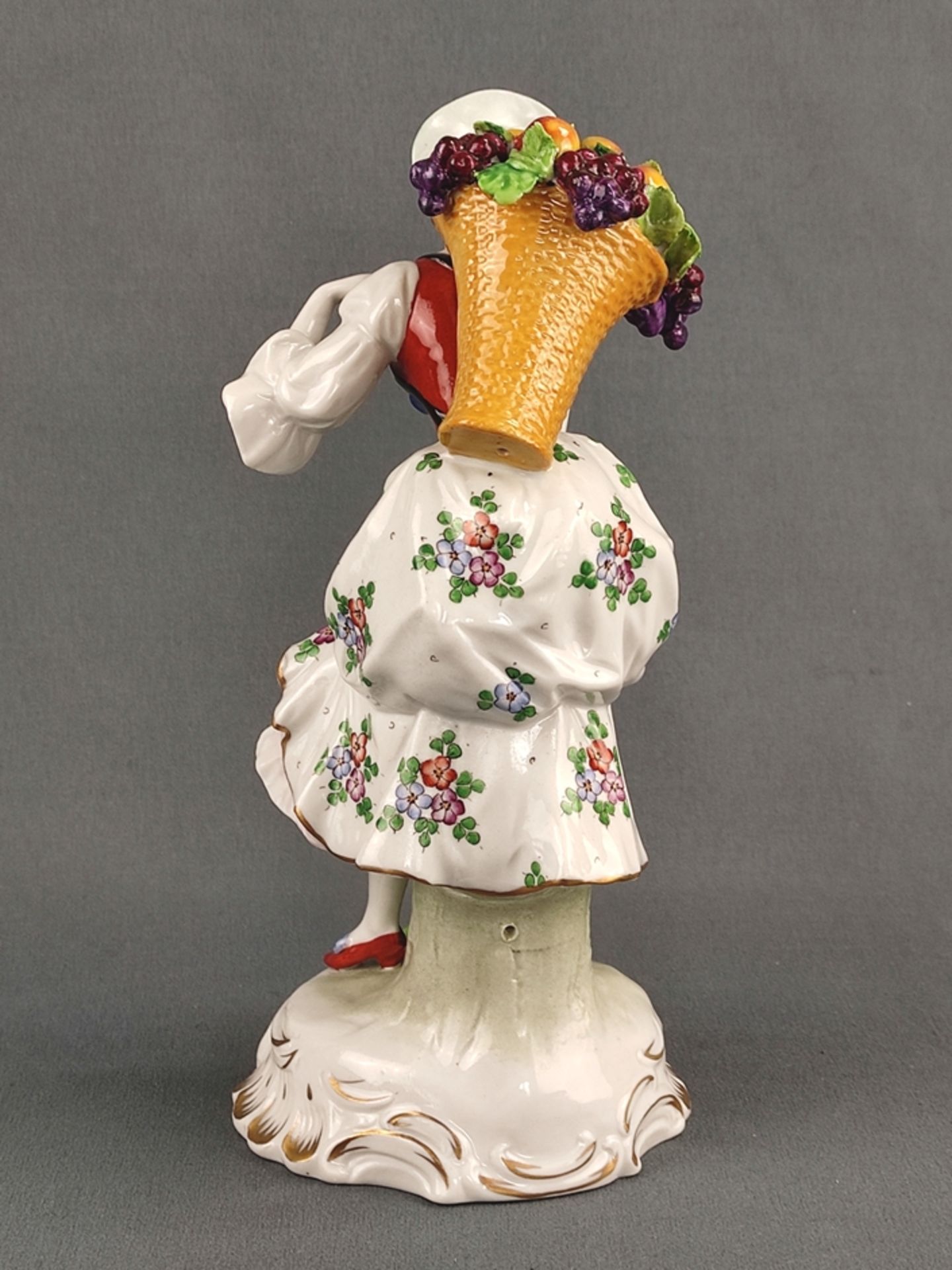 Porzellanfigur "Dame mit Obstkorb", Sitzendorfer Porzellanmanufaktur, 20. Jahrhundert, vollplastisc - Bild 4 aus 6