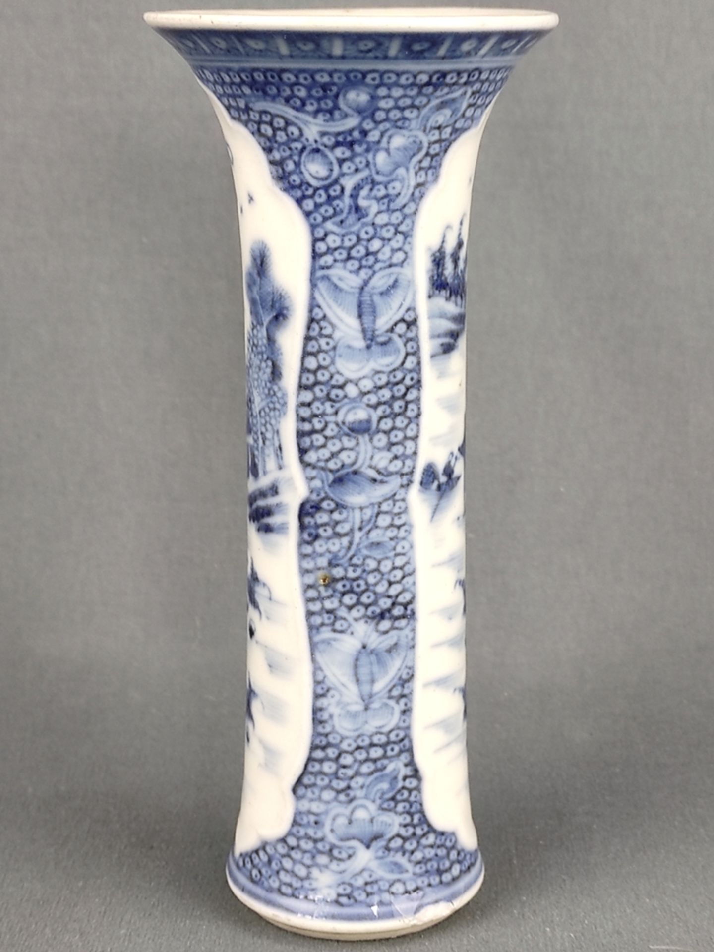 Vase, China, 19. Jahrhundert, gerade Form mit ausgestelltem Rand, fein dekoriert in Blaumalerei mit - Bild 2 aus 4