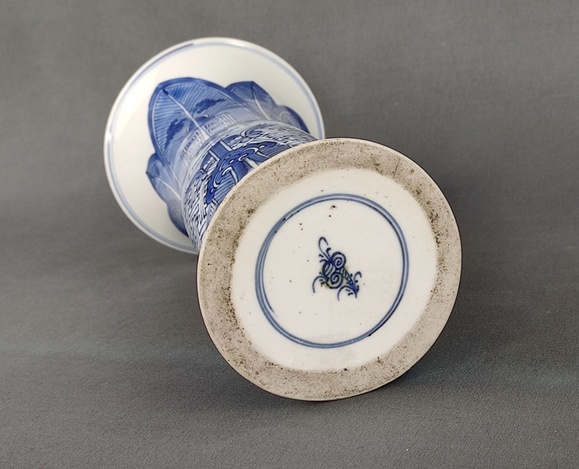 Vase, China, "gu"-förmig, aufwendig bemalt in kobaltblauer Unterglasur-Malerei mit Blättern und sti - Bild 4 aus 5