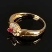 Rubin-Ring, 585/14K Gelbgold (punziert), 2,7g, mittig linsenförmiger Rubin, darum 4 Diamantrosen, R