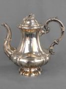 Kaffeekanne, 13-lötiges Silber, 632g, barocke Form, mit geschwungenem Henkel, Abschluss mit Blätter