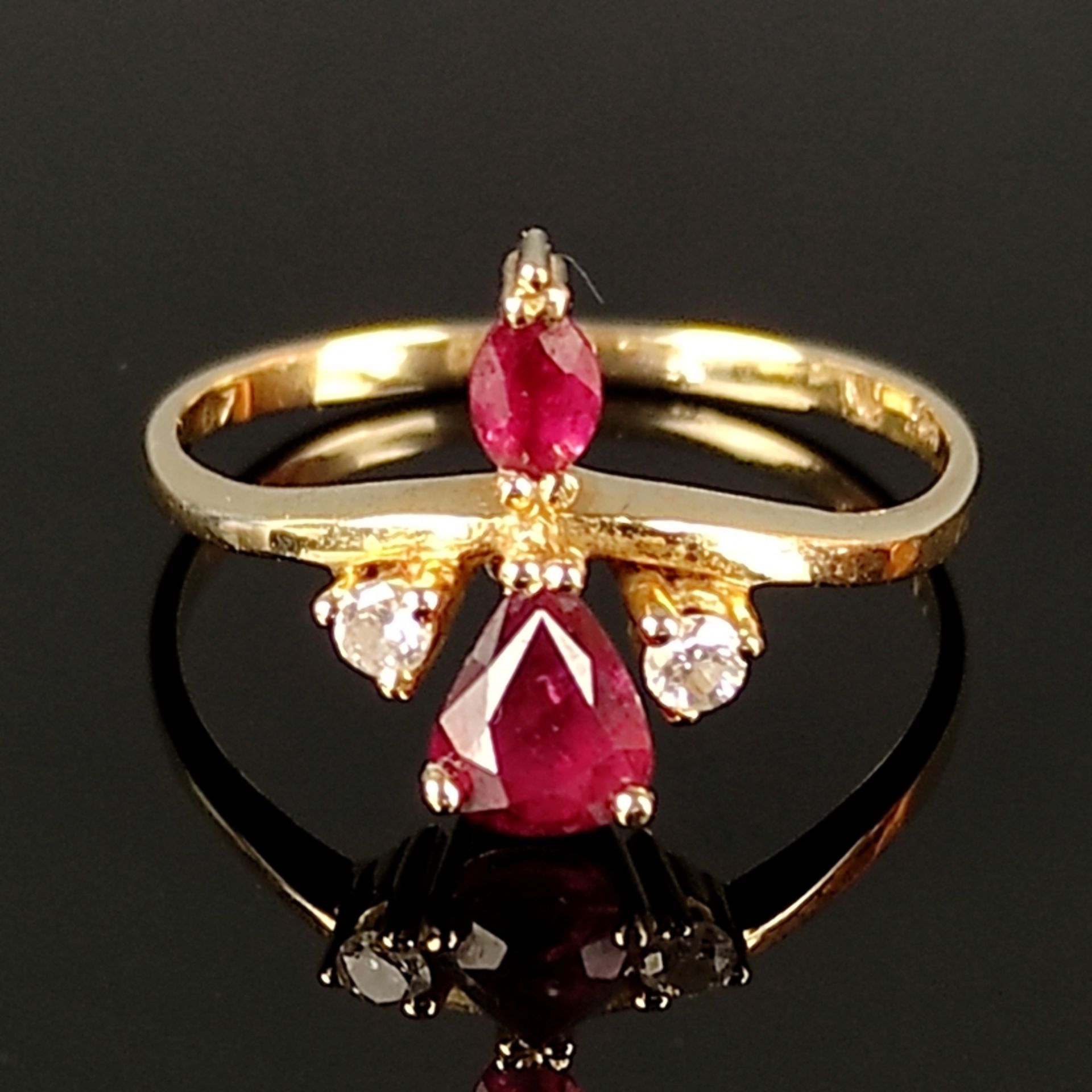 Feiner Rubin-Diamant-Ring, 585/14K Gelbgold (punziert), 1,77g, Vorderseite mit zwei tropfenförmigen - Bild 2 aus 3