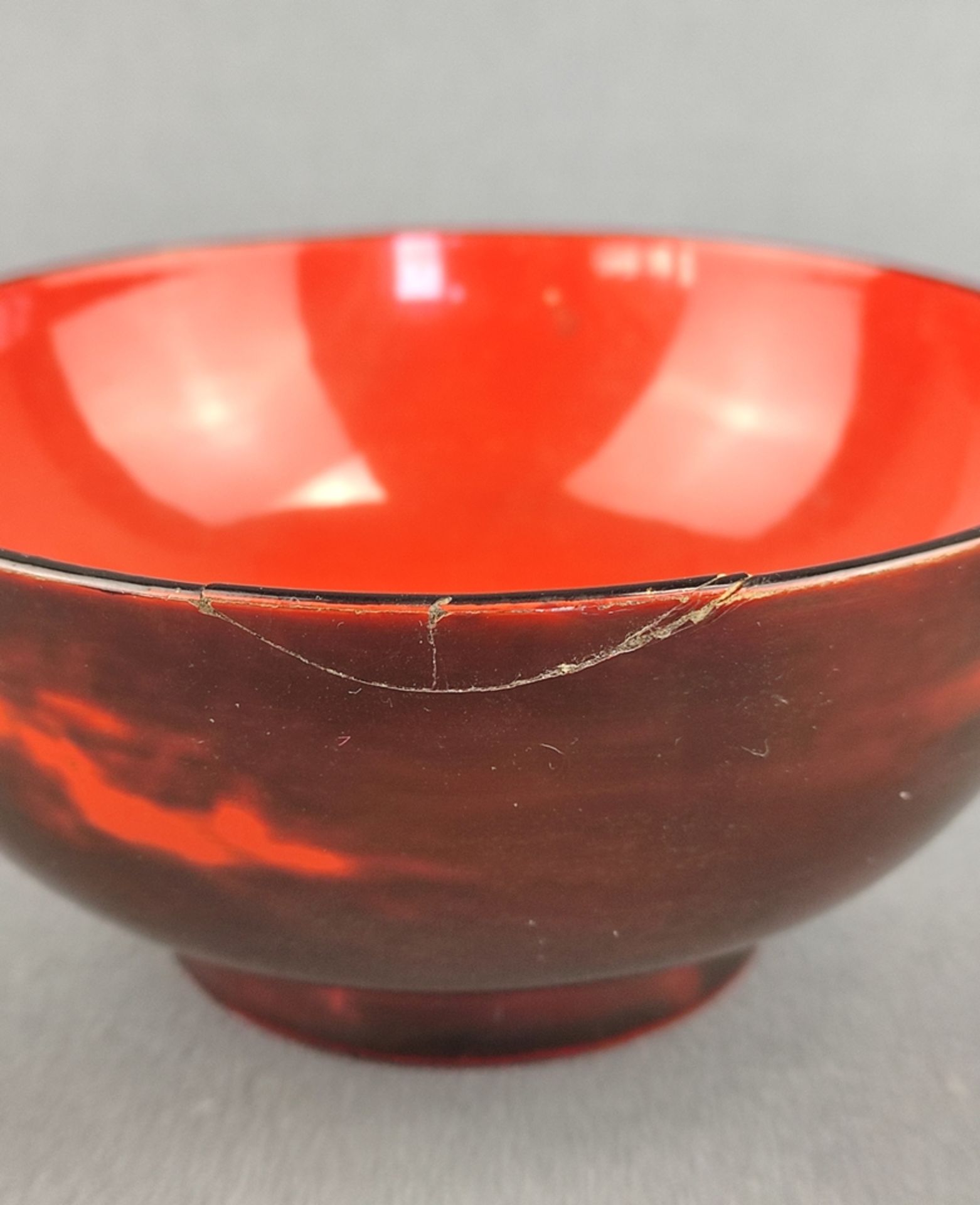 Two bowls / rice bowls, lacquered in red, consisting of a bowl with lid, decorated with cranes and  - Image 2 of 2