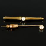 Lot of bar brooch and tie pin, bar brooch with pearl in the middle, 333/8K yellow gold (hallmarked)