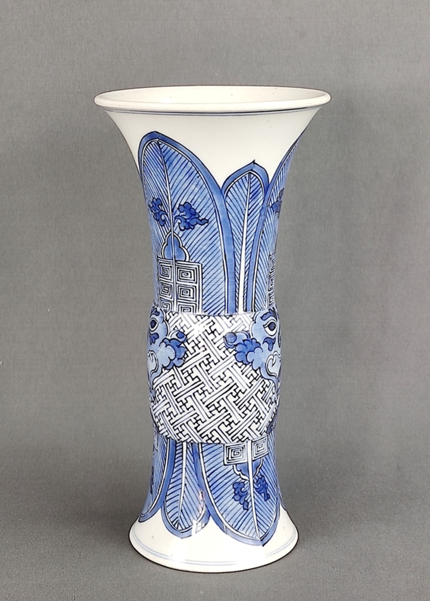 Vase, China, "gu"-förmig, aufwendig bemalt in kobaltblauer Unterglasur-Malerei mit Blättern und sti - Bild 2 aus 5