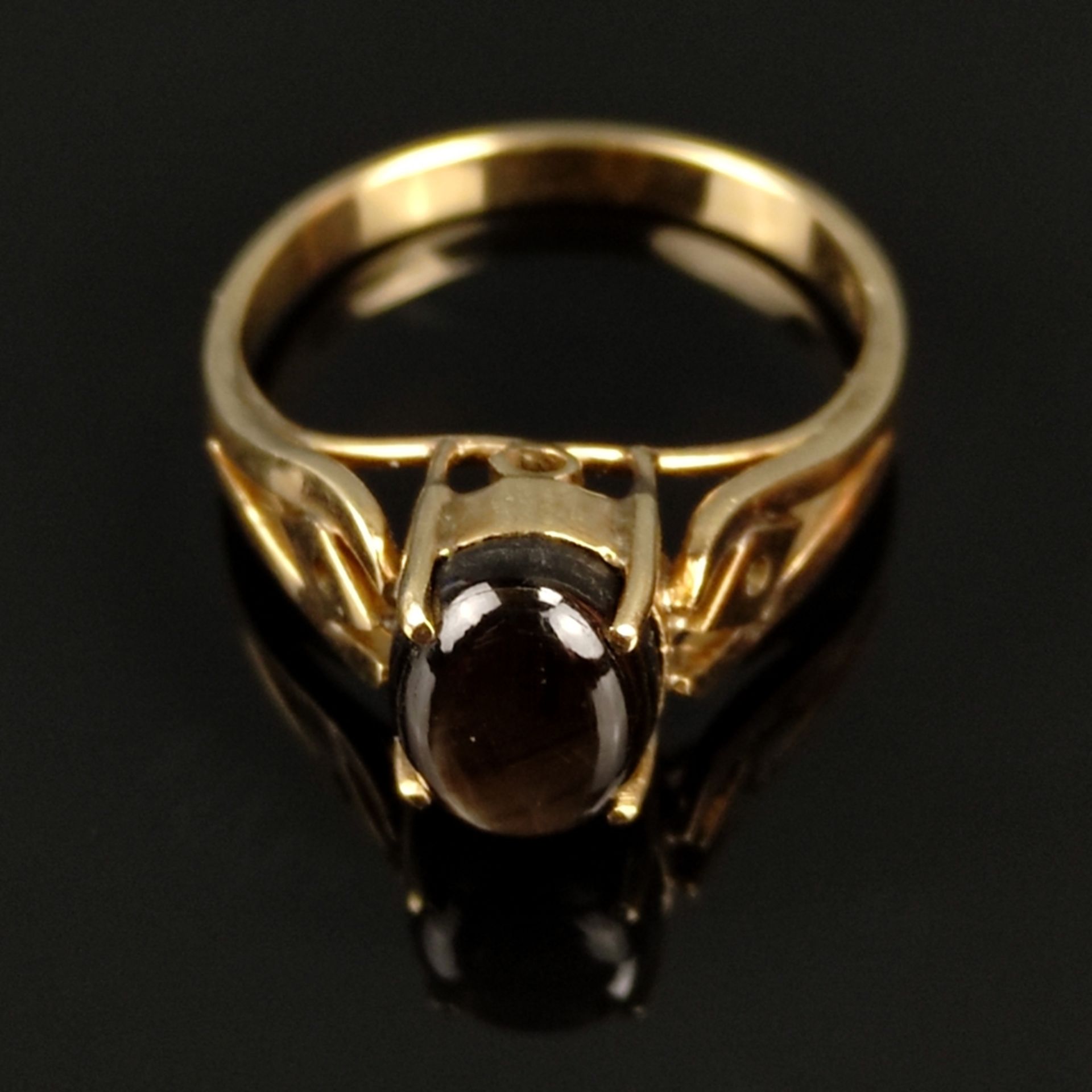 Sternsaphir Ring, 750/18K Gelbgold (punziert), 3,27g mittig Stern-Saphir im Cabochon-Schliff, Maße  - Bild 2 aus 3