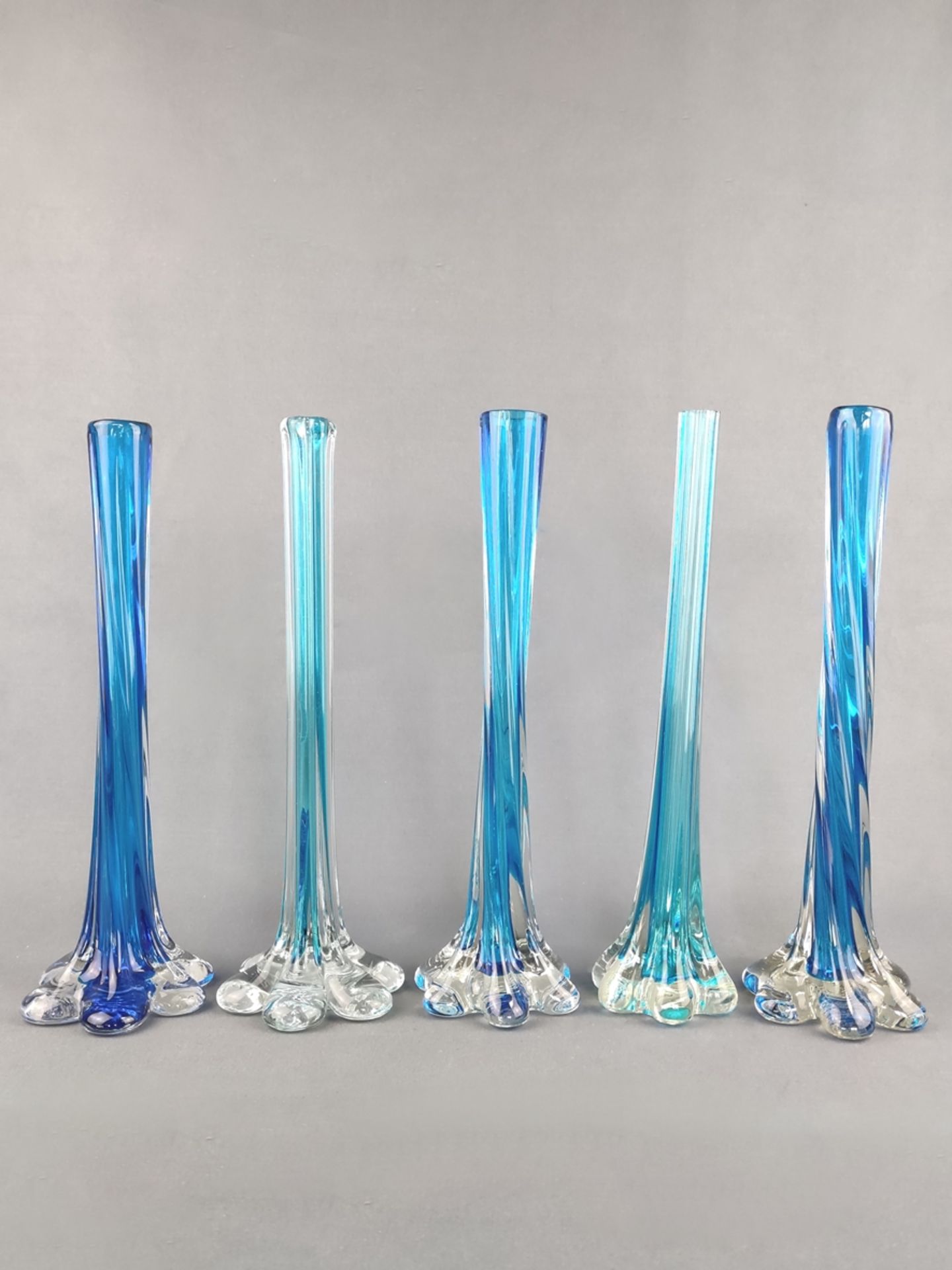 Fünf mundgeblasene Stängelvasen, drei dunkelblaue, breitere Vasen sowie zwei hellblaue, schmale Vas