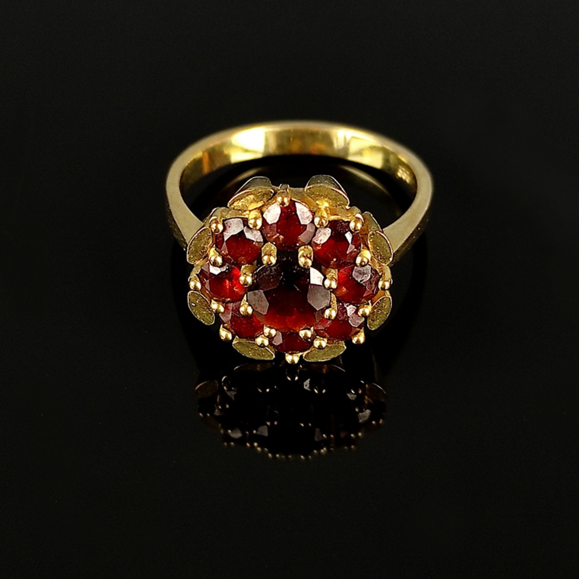 Granat-Ring, 333/8K Gelbgold (punziert), 4,77g, Schauseite als Blume aus neun Granaten gearbeitet,  - Bild 2 aus 3