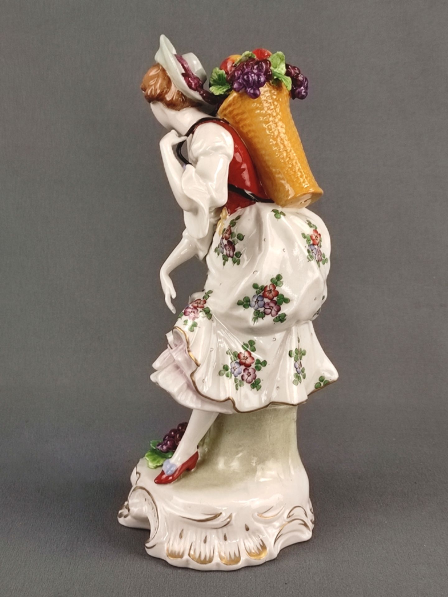 Porzellanfigur "Dame mit Obstkorb", Sitzendorfer Porzellanmanufaktur, 20. Jahrhundert, vollplastisc - Bild 5 aus 6