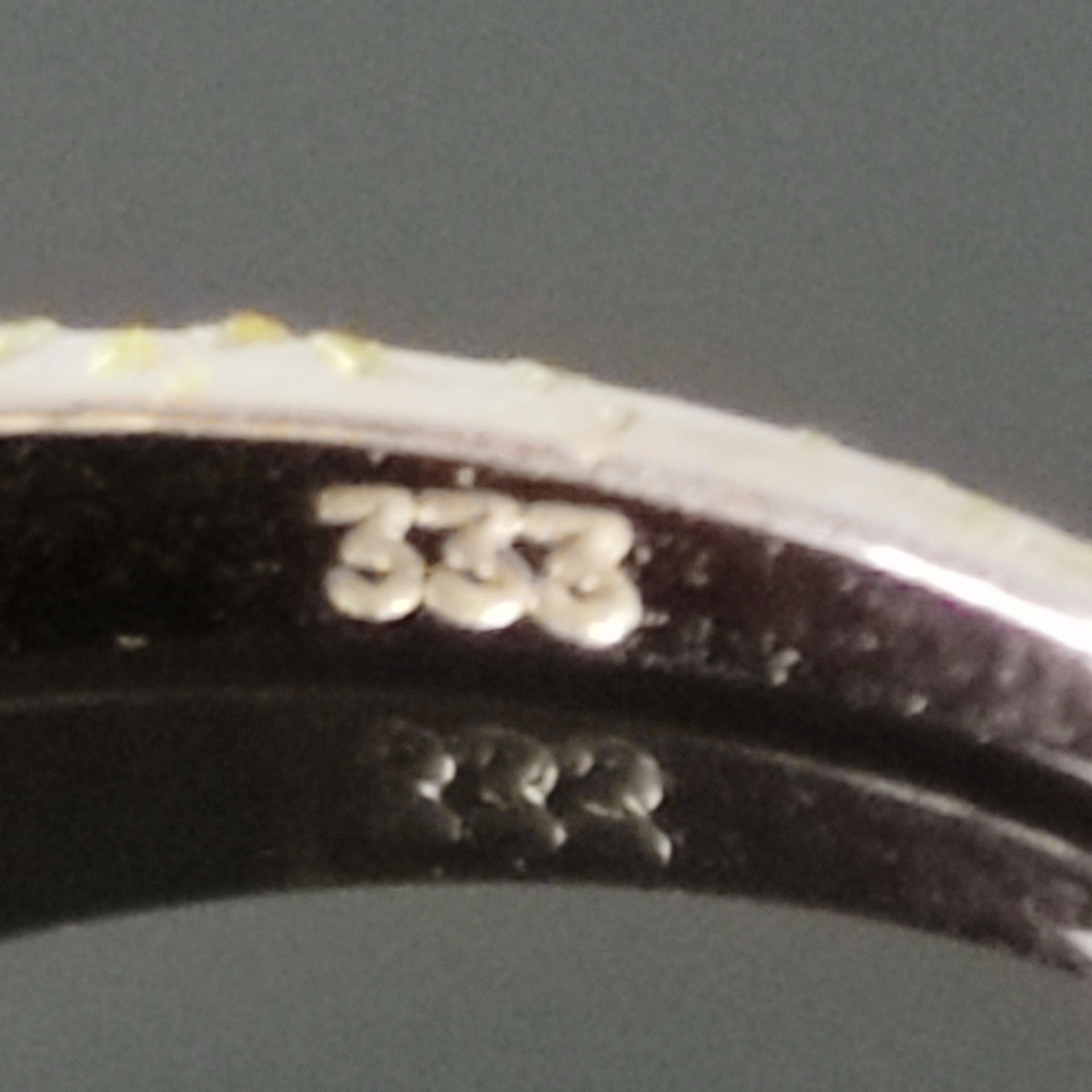 Saphir-Goldring, 333/8K Weißgold (punziert), 1,4g, Schauseite besetzt mit 5 Saphiren, Ringgröße 57  - Bild 3 aus 3