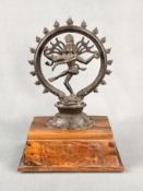Shiva nataraja, auf Holzsockel montiert, Indien, 20. Jahrhundert, Höhe 21cm (ohne Sockel), Höhe 28c