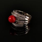 Koralle-Diamant-Ring, Silber 925, 10,2 g, Ring-Kopf besetzt mit roter Korallenkugel umgeben von 16 