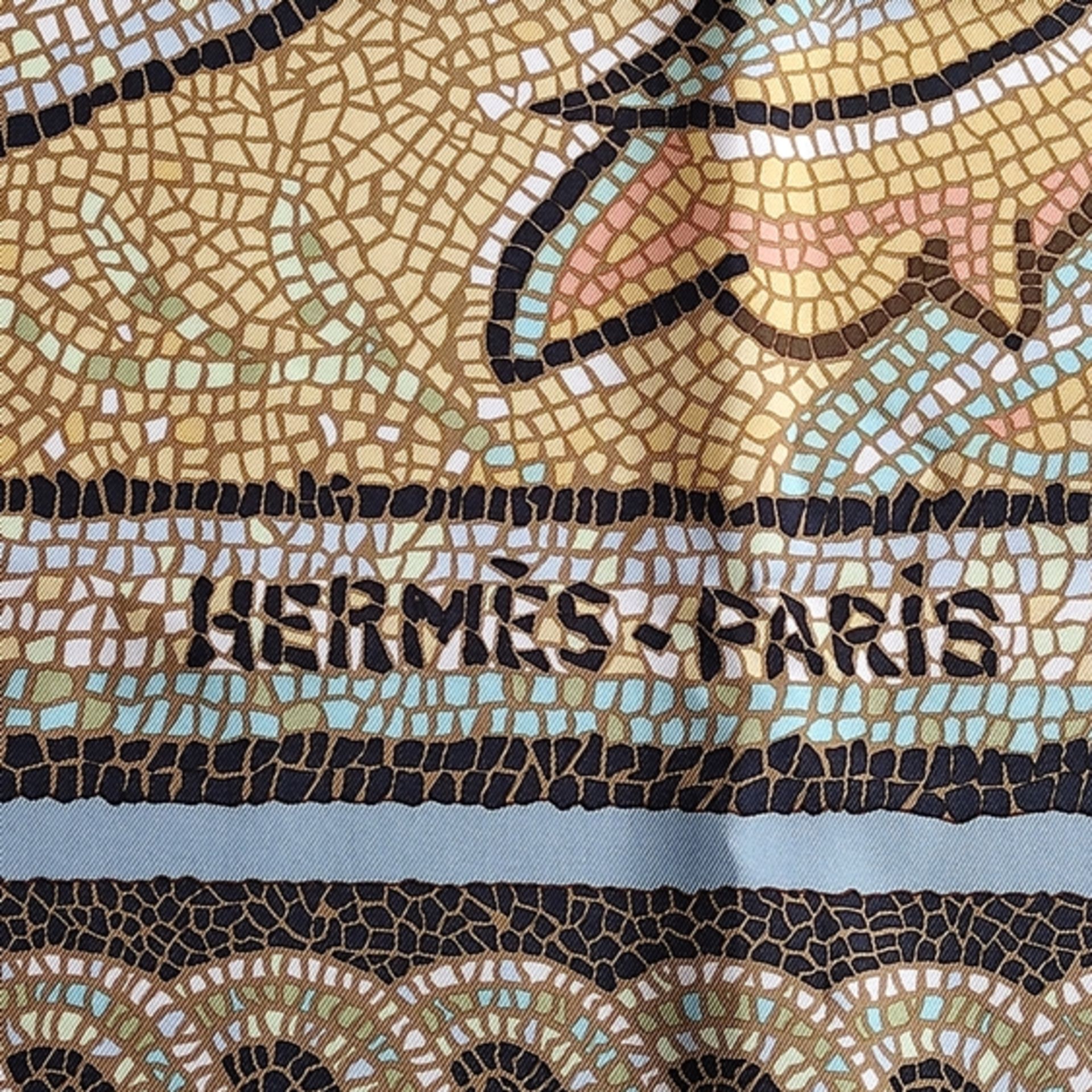 Seidentuch, Hermès, farbiges Dekor "SOUS LE CÈDRE", mittig eine bergige Landschaft mit einem großen - Bild 2 aus 4