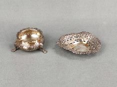 Zwei Silber-Objekte, bestehend aus einer Saliere, auf drei Füßen, Sterlingsilber, 60g, Höhe 3cm und