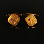 Pair of cufflinks with small rubies, 333/8K yellow gold (hallmarked), 6.4g, face 12.4x12.4mm, in ca