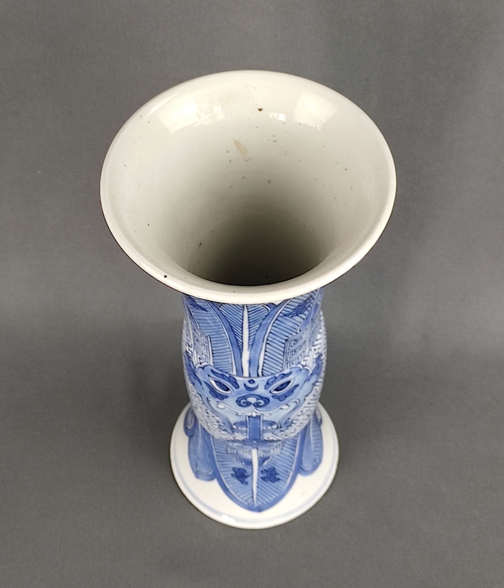 Vase, China, "gu"-förmig, aufwendig bemalt in kobaltblauer Unterglasur-Malerei mit Blättern und sti - Bild 3 aus 5