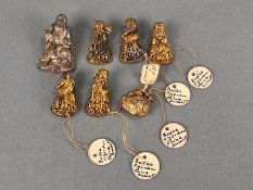 6 chinesische Miniatur-Gottheiten und eine kleine Glocke als Buddha, Messing/Metall, 19. Jahrhunder