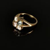 Opal-Ring, 375/9K Gelbgold (punziert), 2,76g, Vorderseite mit zwei kleinen Opalcabochons und zwei w