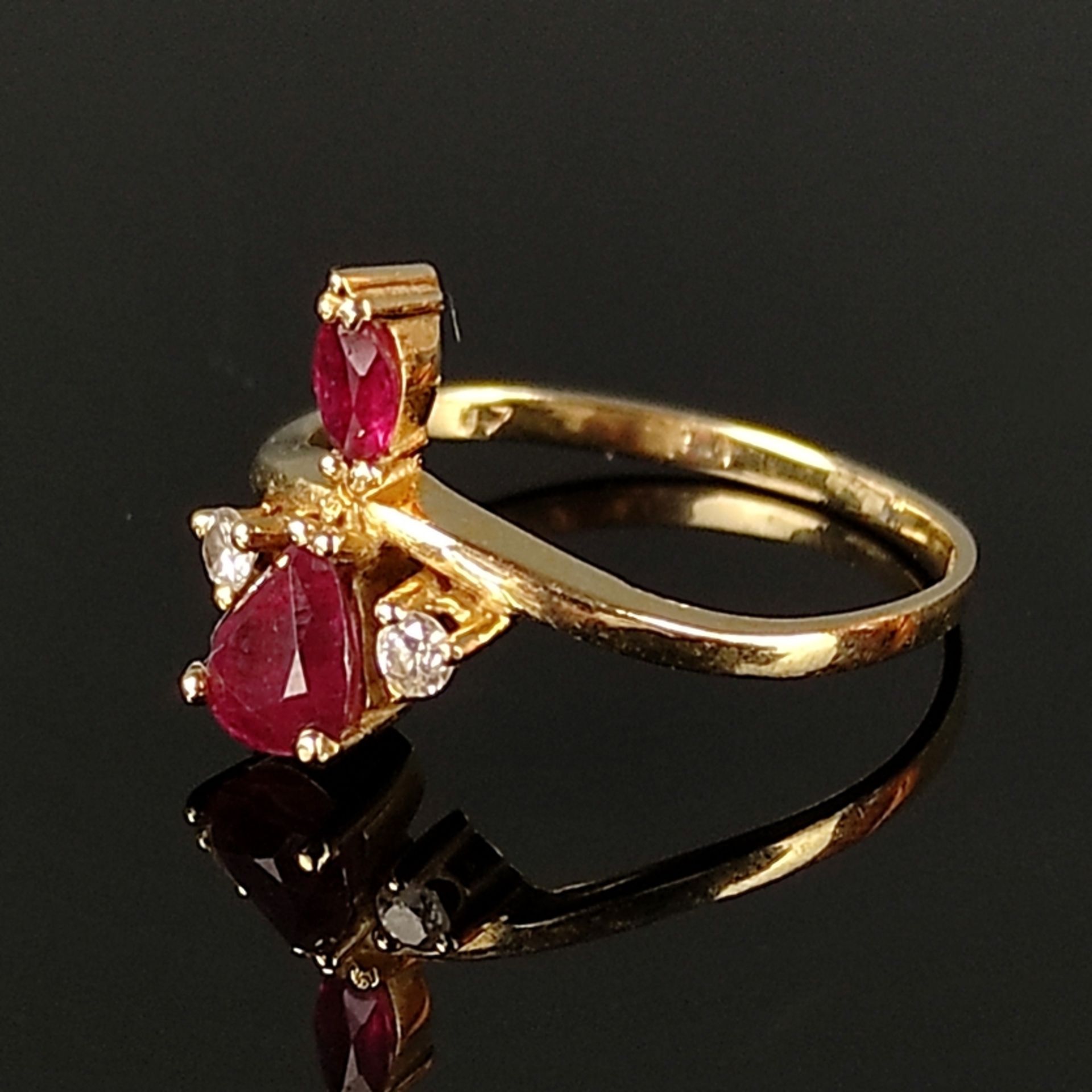 Feiner Rubin-Diamant-Ring, 585/14K Gelbgold (punziert), 1,77g, Vorderseite mit zwei tropfenförmigen