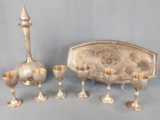 Karaffe mit 6 Gläser auf Tablett, Persien, 800er Silber (getestet), Gesamtgewicht 1055g, fein dekor