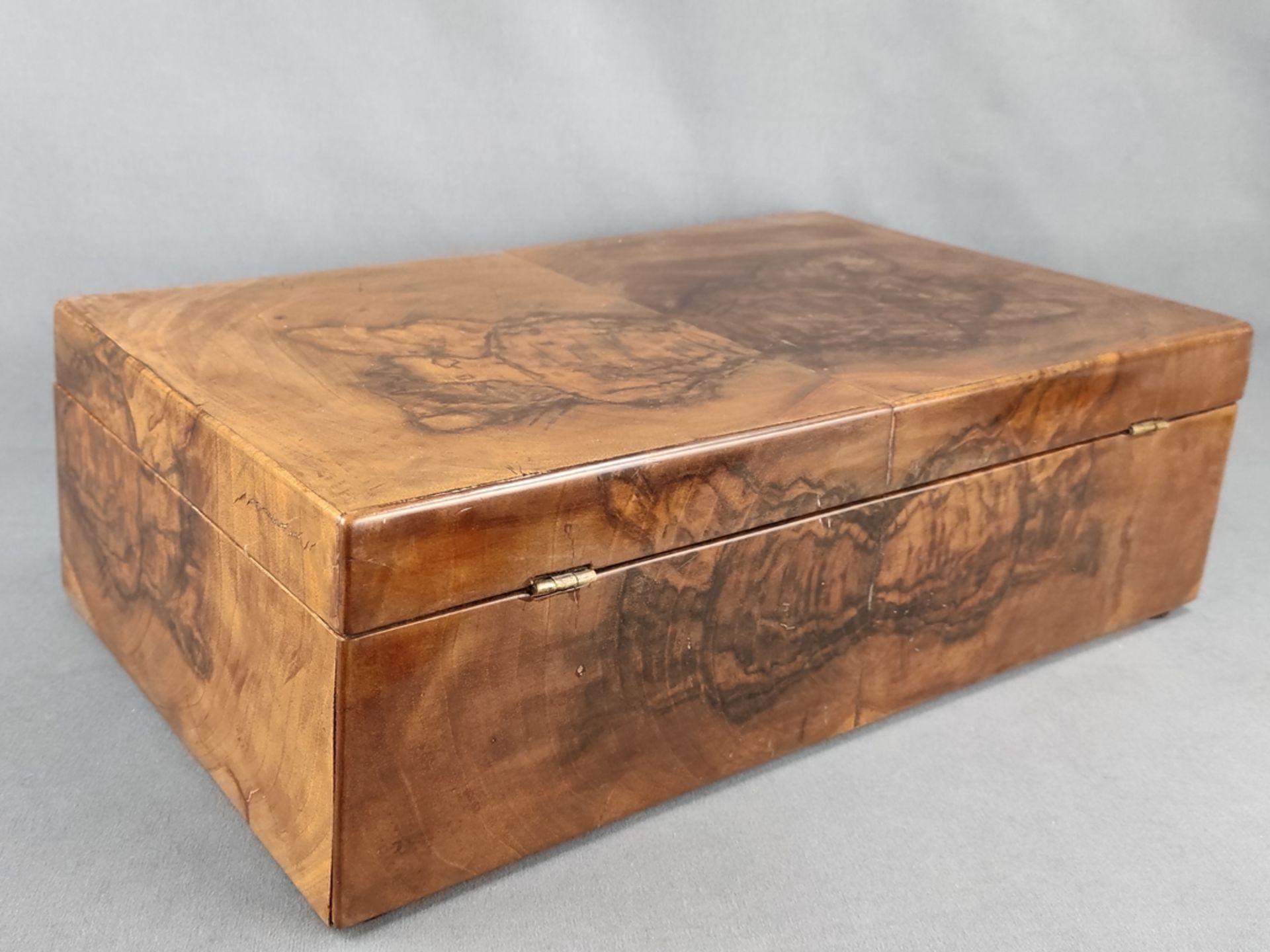 Casket, 19th century, rectangular form, burl wood veneered, interior with two drawers (very difficu - Image 3 of 4