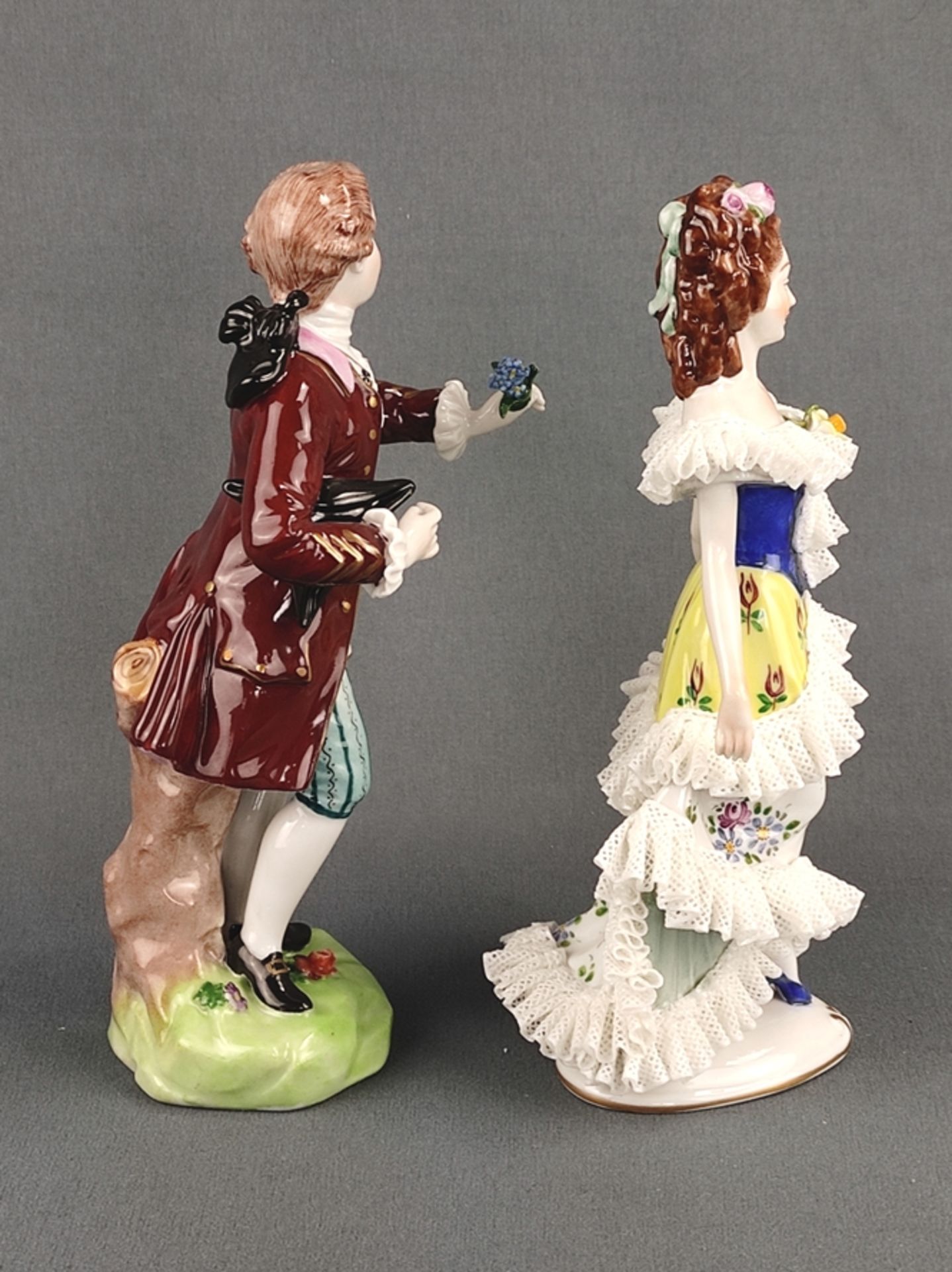 Zwei Porzellanfiguren, Dame und Kavalier, elegant gekleidete Dame, Aelteste Vorstedter Porzellanman - Bild 2 aus 8