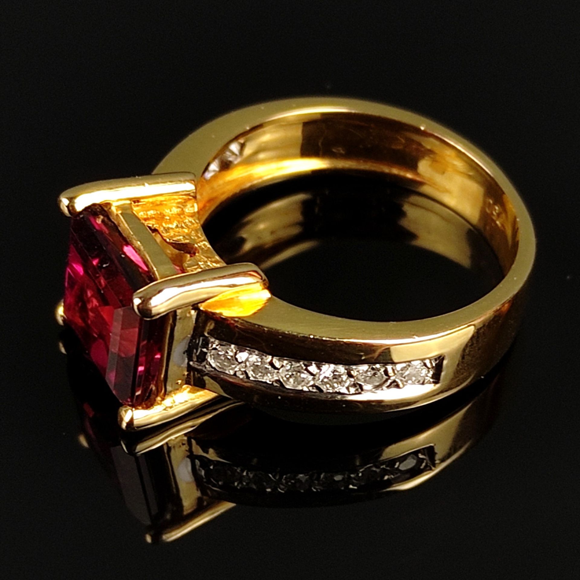 Tourmaline gold ring, 750/18K yellow gold (hallmarked), total weight 6.84g, pink tourmaline carrée 