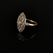 Art Deco-Ring, 750/18K Gelb-/Weißgold (punziert), 3,25g, mittig Diamant von um 0,14ct, besetzt mit 