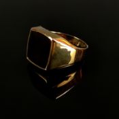Goldring mit Onyx, 333/8K Gelbgold (punziert), 4,3g, Ringkopf besetzt mit einer quadratischen, schw