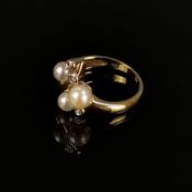 Perl-Diamant, 585/14K Gelbgold (punziert), 3,85g, Vorderseite mit drei Perlen und drei kleinen Diam