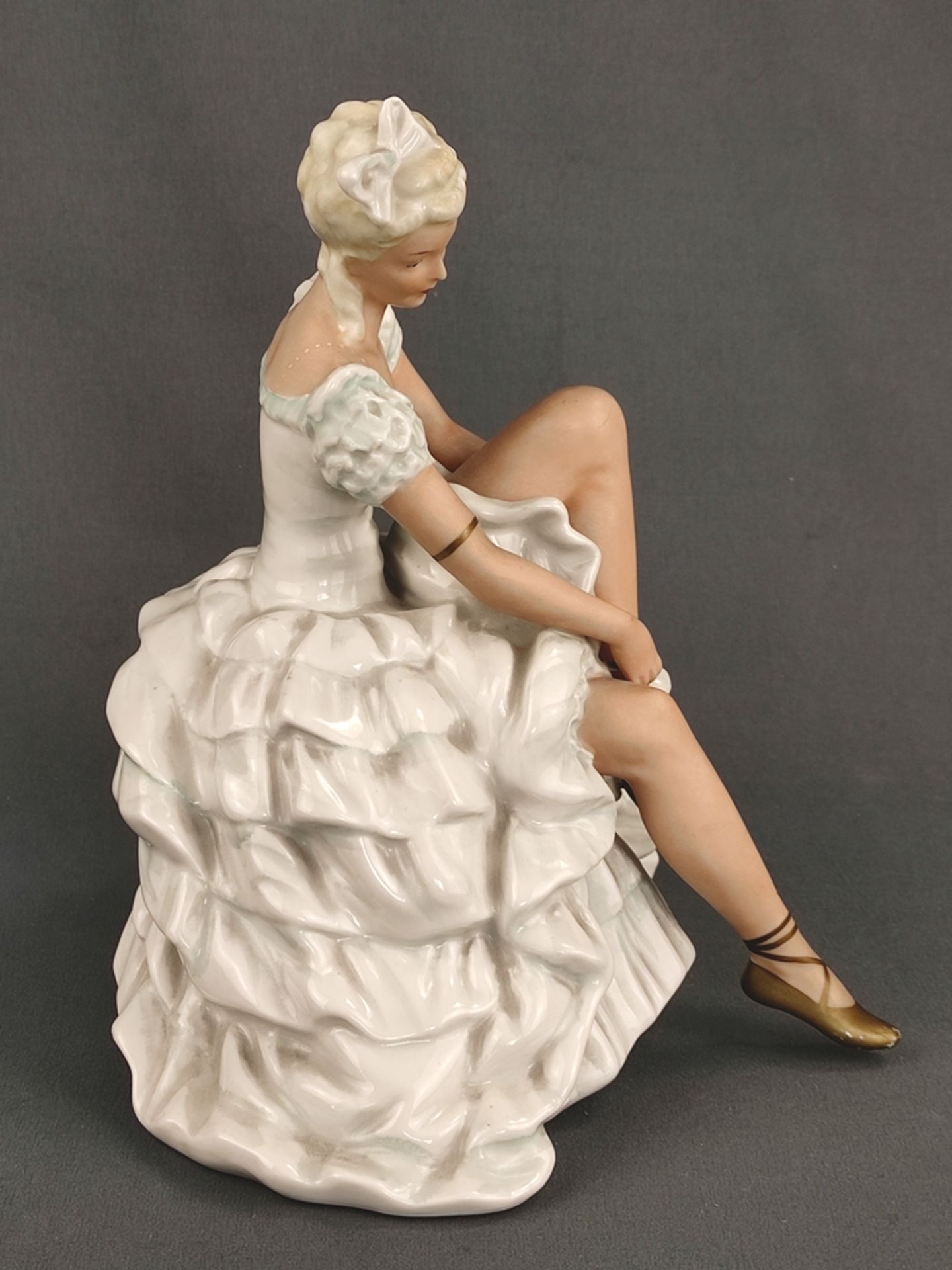 Ballerina, Schaubachkunst, Aufglasurmalerei und partielle Vergoldung, Maße 21x20x17 - Bild 3 aus 7