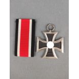 Eisernes Kreuz, Drittes Reich, 2. Klasse, Bandring gemarkt "106", anbei Bandstück