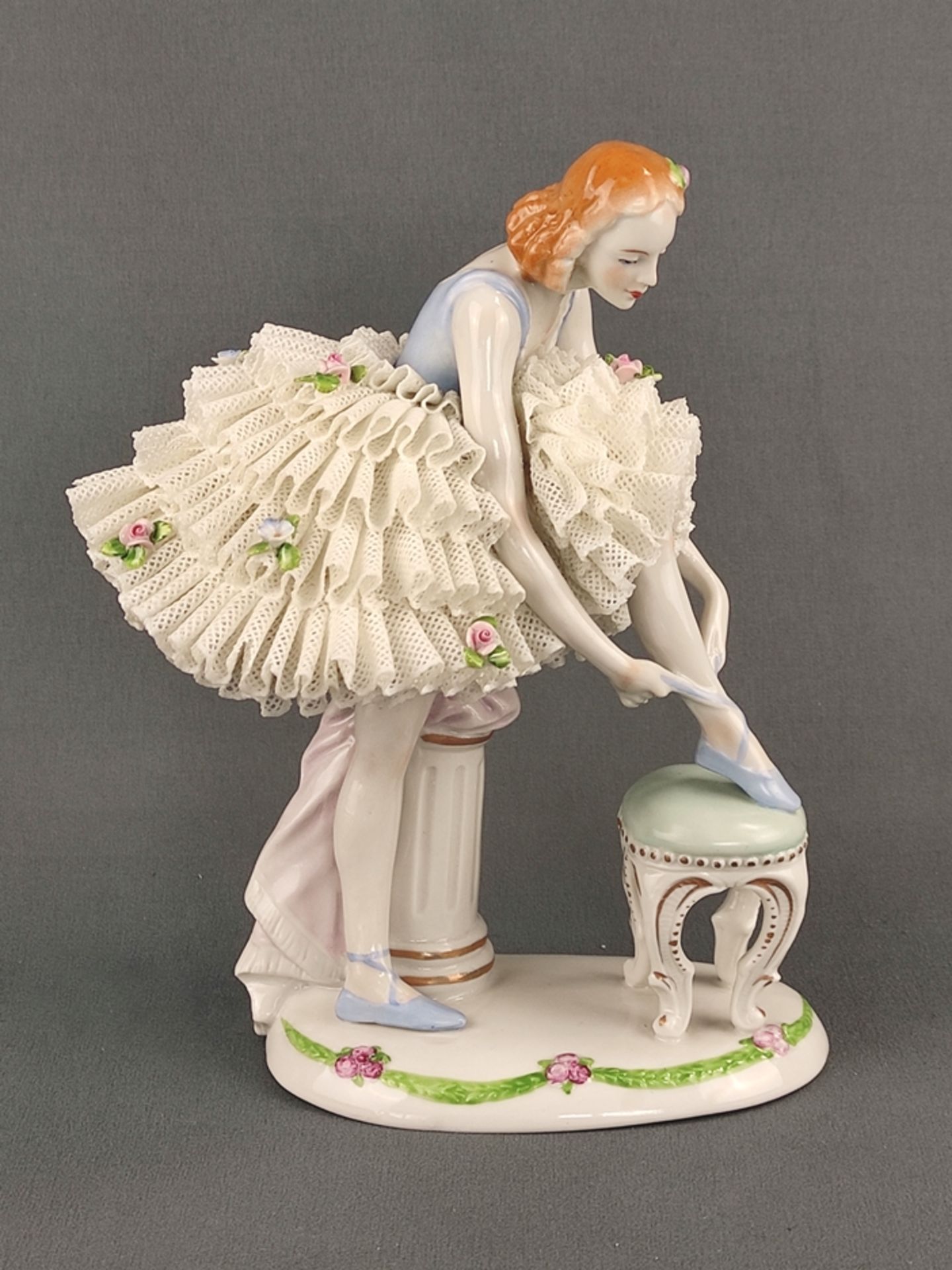 Ballerina, sich den Schuh schnürend auf einem Hocker, Sitzendorfer Porzellanmanufaktur, 20. Jahrhun - Bild 2 aus 9