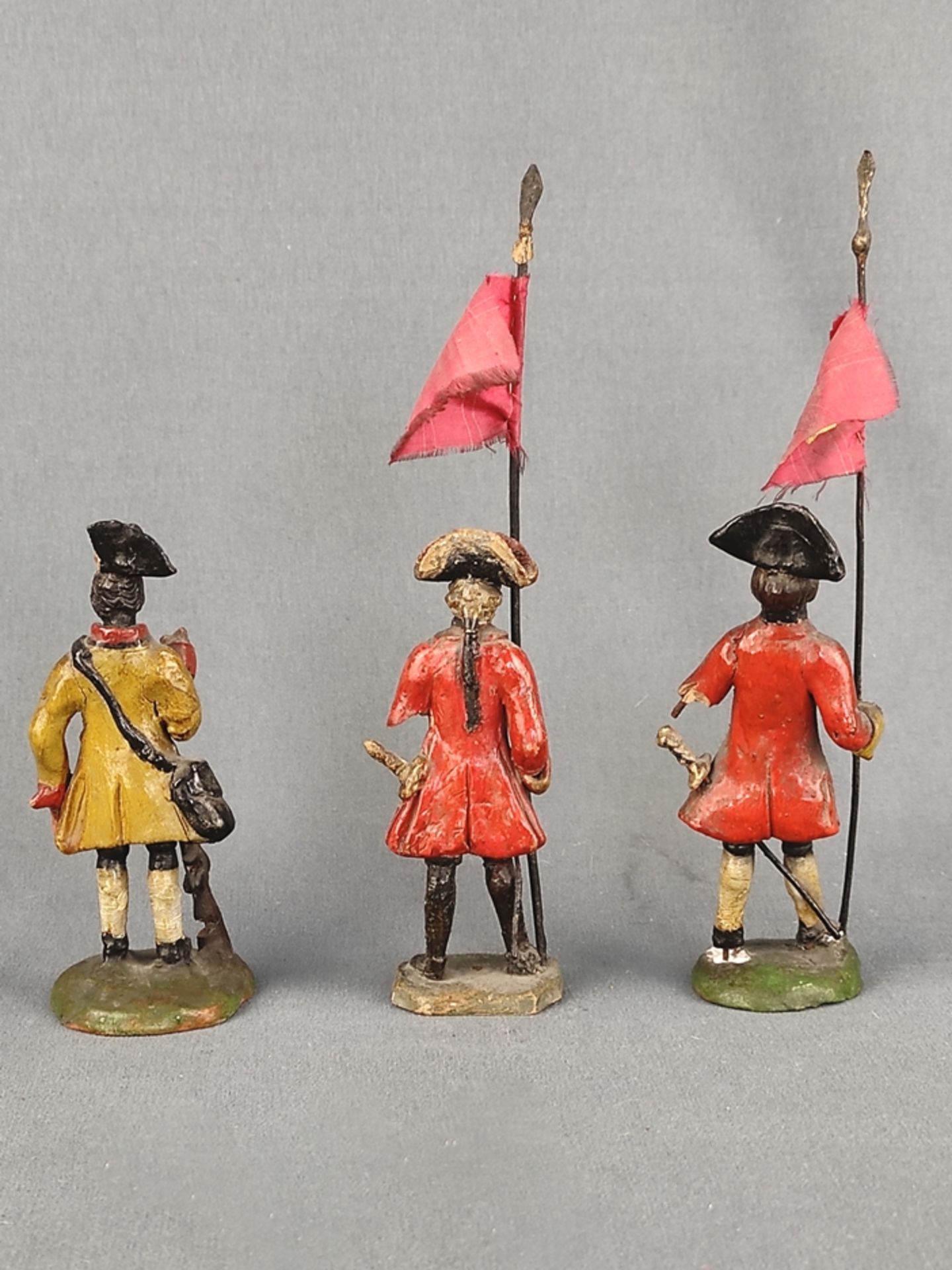Drei Soldatenfiguren, 19. Jahrhundert, Terrakotta, farbig bemalt, Höhe (mit Flaggen) 17cm, teilweis - Bild 2 aus 2