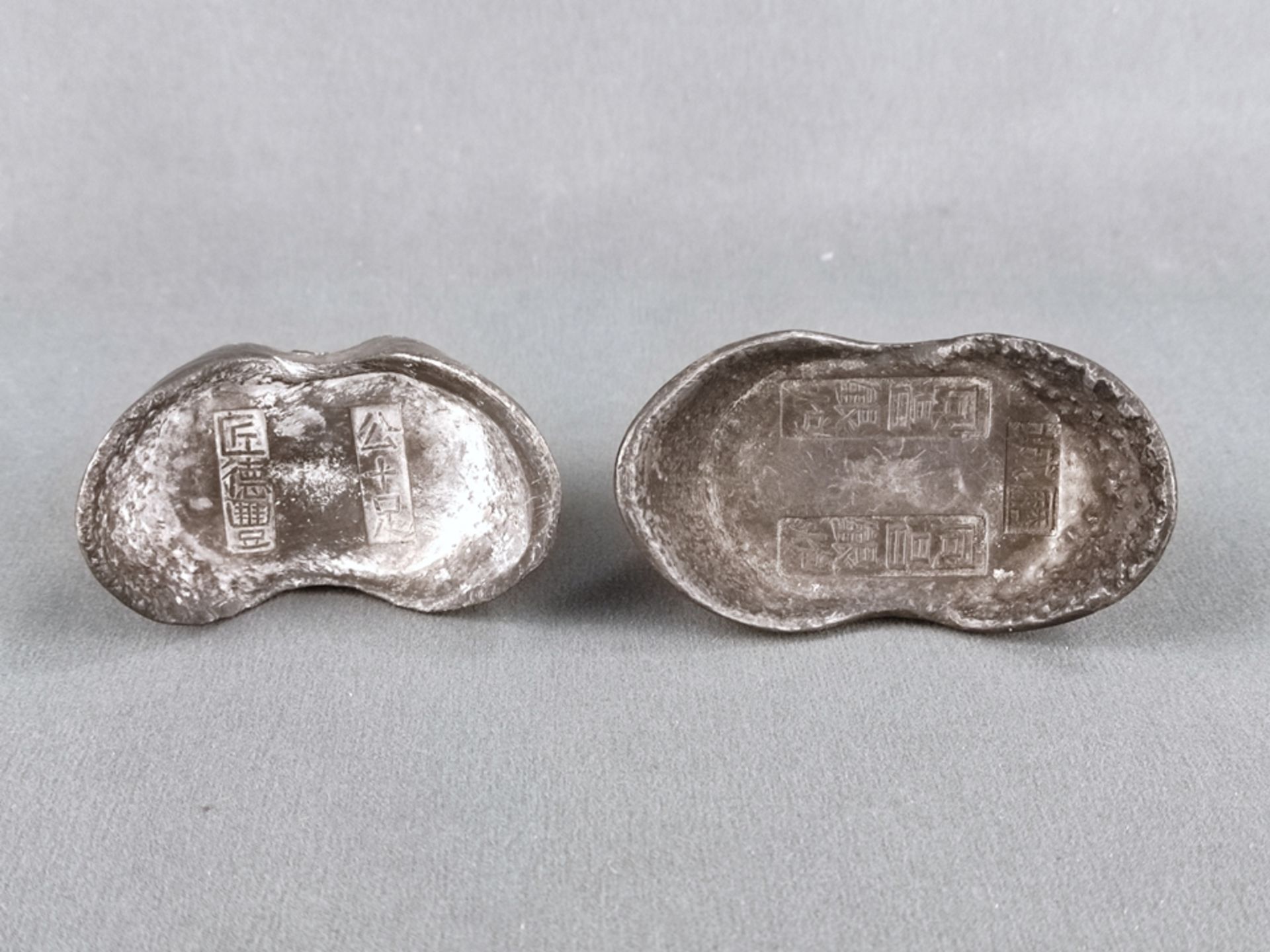 Zwei Sycees/ Yuanbao, China, mittig mit Schriftzeichen, China, Maße 4x6,5x4cm und 3,7x7,5x4,5cm *23 - Bild 2 aus 3