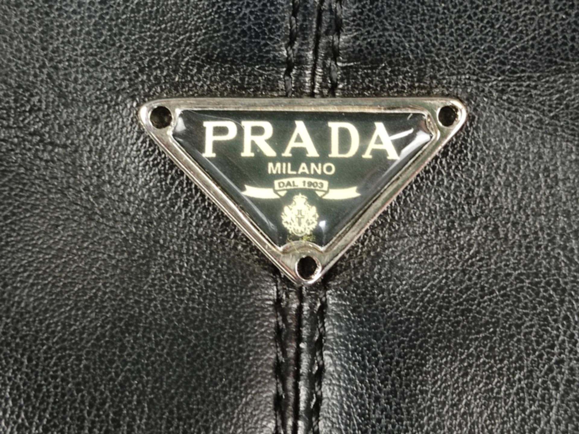 Exklusive Prada Handtasche, schwarzes Leder mit goldenen Einnähten im Knotenmuster, Taschenfront mi - Bild 3 aus 3