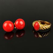 Jewellery set, 3 pieces, consisting of a pair of stud earrings, coral studs in the centre, diameter