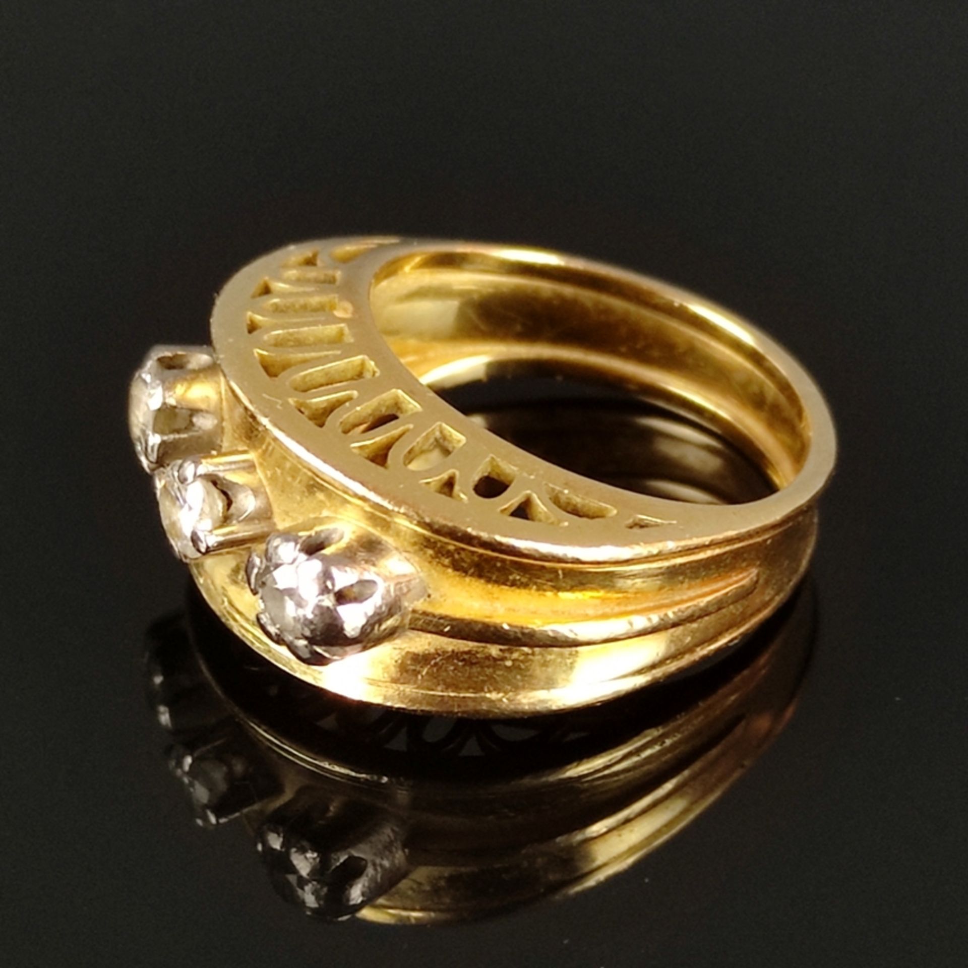 Diamond ring, 750/18K yellow gold (hallmarked), 7.1g, the wide front side worked in a deep pattern 