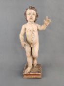 Barockes stehendes Jesuskind, 18. Jahrhundert, im Kontrapost stehend und seinen linken Arm erhoben,