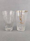 Zwei Gläser mit Initiale "L", das eine Glas mit Eckenschliff sowie eingraviertem Blumendekor und St