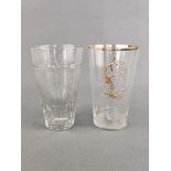 Zwei Gläser mit Initiale "L", das eine Glas mit Eckenschliff sowie eingraviertem Blumendekor und St