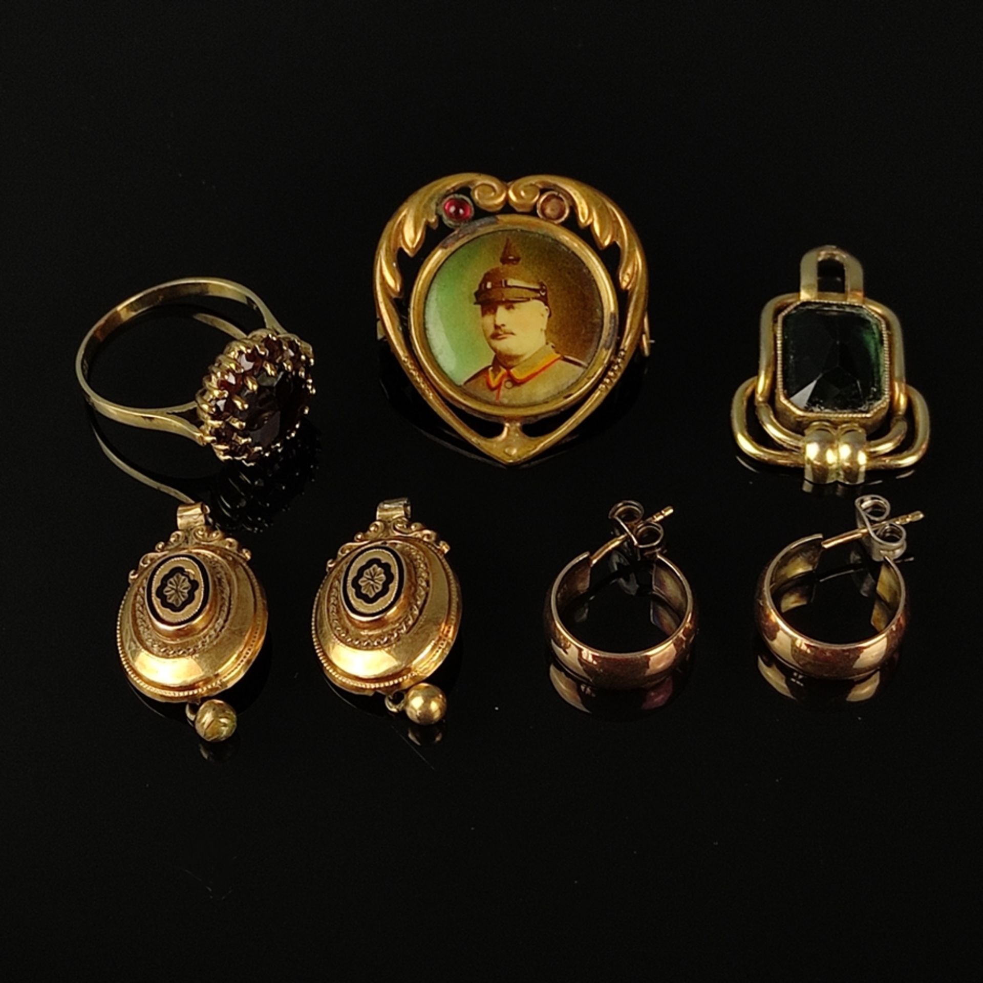 Jewellery lot, 7 pieces, consisting of a pair of hoop earrings, 333/8K yellow gold (hallmarked), 3.