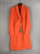 Gucci Damenwollmantel, knielanger, gerade geschnittener Mantel in Orange mit schwarzer Knopfleiste,
