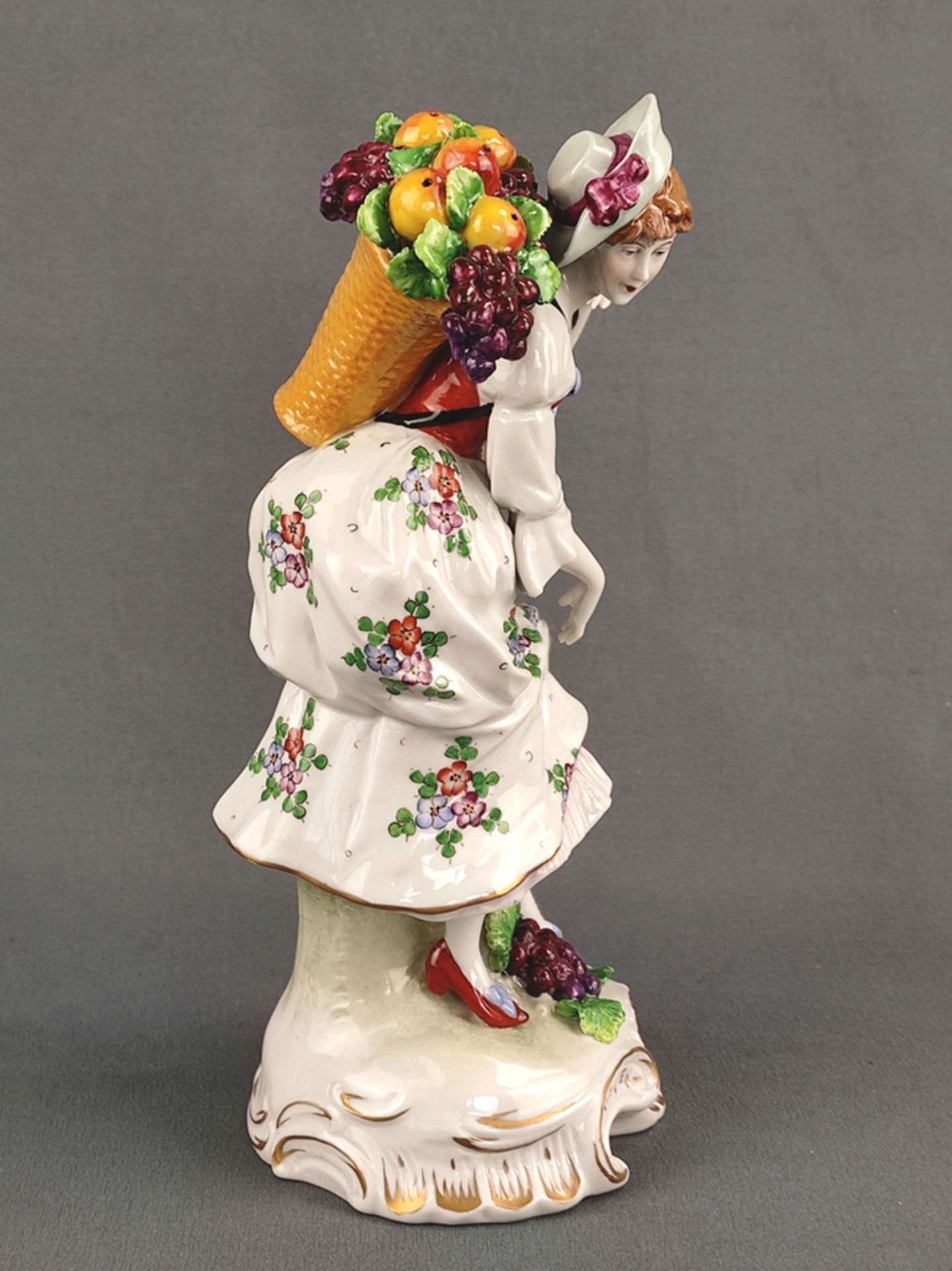 Porzellanfigur "Dame mit Obstkorb", Sitzendorfer Porzellanmanufaktur, 20. Jahrhundert, vollplastisc - Bild 3 aus 6