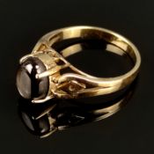 Sternsaphir Ring, 750/18K Gelbgold (punziert), 3,27g mittig Stern-Saphir im Cabochon-Schliff, Maße 